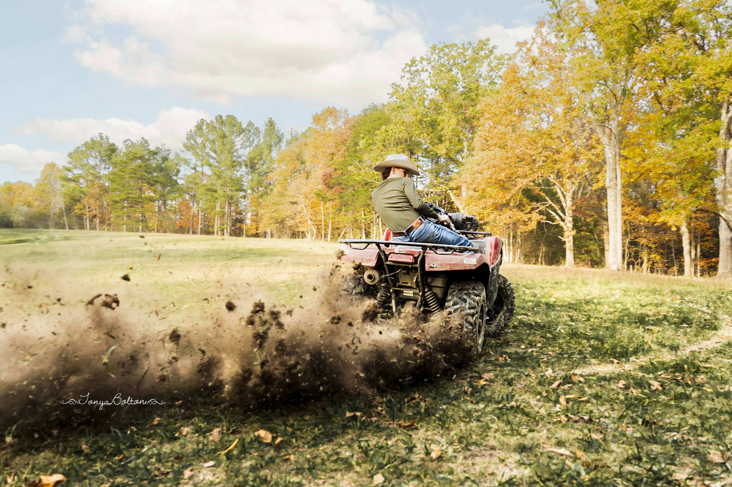 senior portrait of a country boy riding his quad in alexandria ky with tonya bolton photography